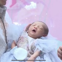 Dalam unggahan video di YouTubenya Ricis juga mengungkapkan makna di balik nama sang anak. “Kalau Cut kan memang dari Aceh, kalau Raifa itu Insya Allah artinya kebaikan, kita ambil dari agama tentunya. Kalau Aramoana itu kita ambil dari bahasa Polinesia yang artinya jalan kecil menuju lautan,” terang Ricis. Foto: YouTube/Ricis Official