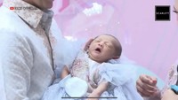 Dalam unggahan video di YouTubenya Ricis juga mengungkapkan makna di balik nama sang anak. “Kalau Cut kan memang dari Aceh, kalau Raifa itu Insya Allah artinya kebaikan, kita ambil dari agama tentunya. Kalau Aramoana itu kita ambil dari bahasa Polinesia yang artinya jalan kecil menuju lautan, terang Ricis. Foto: YouTube/Ricis Official.