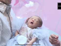 Dalam unggahan video di YouTubenya Ricis juga mengungkapkan makna di balik nama sang anak. “Kalau Cut kan memang dari Aceh, kalau Raifa itu Insya Allah artinya kebaikan, kita ambil dari agama tentunya. Kalau Aramoana itu kita ambil dari bahasa Polinesia yang artinya jalan kecil menuju lautan, terang Ricis. Foto: YouTube/Ricis Official.