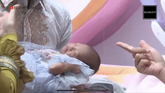 Melalui salah satu video di kanal YouTube Ricis Official, pasangan yang menikah pada 12 November 2021 itu akhirnya memperlihatkan kepada publik wajah anak pertamanya. Tak hanya itu saja, Ricis dan Ryan juga akhirnya membeberkan nama sang buah hati yang ternyata adalah Cut Raifa Aramoana. Foto: YouTube/Ricis Official