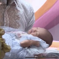 Melalui salah satu video di kanal YouTube Ricis Official, pasangan yang menikah pada 12 November 2021 itu akhirnya memperlihatkan kepada publik wajah anak pertamanya. Tak hanya itu saja, Ricis dan Ryan juga akhirnya membeberkan nama sang buah hati yang ternyata adalah Cut Raifa Aramoana. Foto: YouTube/Ricis Official