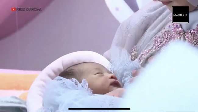 Setelah melahirkan anak pertamanya yang berjenis kelamin perempuan pada Juli lalu, Ria Ricis dan suaminya terlihat kompak menyembunyikan wajah sang anak hingga membuat publik penasaran. Kini wajah sang anak pun akhirnya diungkap ke publik. Foto: YouTube/Ricis Official