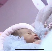 Setelah melahirkan anak pertamanya yang berjenis kelamin perempuan pada Juli lalu, Ria Ricis dan suaminya terlihat kompak menyembunyikan wajah sang anak hingga membuat publik penasaran. Kini wajah sang anak pun akhirnya diungkap ke publik. Foto: YouTube/Ricis Official