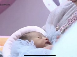 Setelah melahirkan anak pertamanya yang berjenis kelamin perempuan pada Juli lalu, Ria Ricis dan suaminya terlihat kompak menyembunyikan wajah sang anak hingga membuat publik penasaran. Kini wajah sang anak pun akhirnya diungkap ke publik. Foto: YouTube/Ricis Official