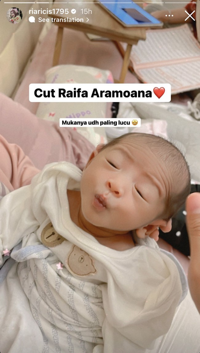 Begini potret keluarga kecil Ria Ricis. Sambil sama-sama menggendong sang buah hati, keluarga Ricis dan Ryan tampak begitu harmonis. Foto: Instagram/@riaricis1795