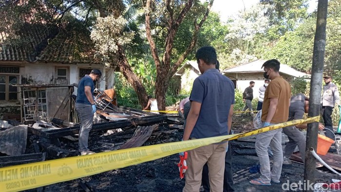Kebakaran terjadi pada rumah sekaligus kios handphone di Kelurahan Bancar, Kecamatan Purbalingga, Kabupaten Purbalingga dini hari tadi.