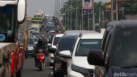 Kemacetan dikarenakan meningkatnya volume kendaraan, penyempitan lajur, dan lampu lalulintas dekat gerbang tol Pamulang. 
