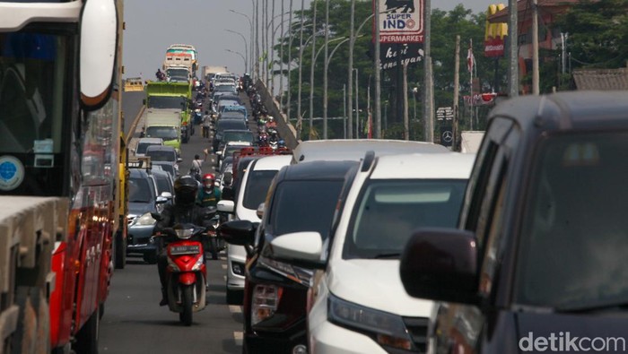 Sabar... Jalan RE Martadinata Ciputat Macet dari Simpang Gaplek Sabar... Jalan RE Martadinata Ciputat Macet dari Simpang Gaplek