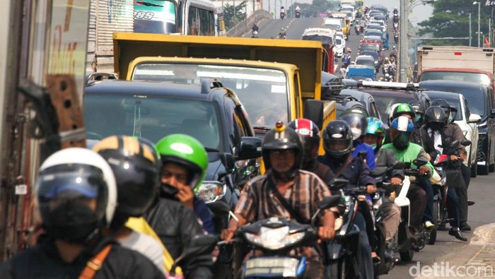 Sabar... Jalan RE Martadinata Ciputat Macet dari Simpang Gaplek