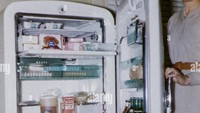 Tampaknya kulkas zaman dulu tidak ada yang kosong ya. Seperti kulkas ini yang berisi beberapa makanan kalengan dan minuman botol. Foto: alamy.com
