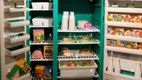 Wow unik! Kulkas zaman dulu juga ada yang 2 pintu loh. Meskipun tak begitu besar, tetapi cukup untuk menaruh beberapa persediaan makanan. Foto: alamy.com
