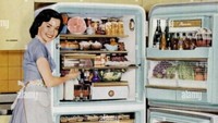 Penuh sekali! Kulkas zaman dulu ini menggambarkan isi kulkas yang komplet dan tersusun rapi. Foto: alamy.com