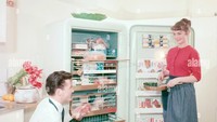 Ukuran kulkas zaman dulu sepertinya tidak terlalu besar. Namun ada banyak rak organisir yang cukup untuk menaruh makanan segar hingga makanan beku. Foto: alamy.com