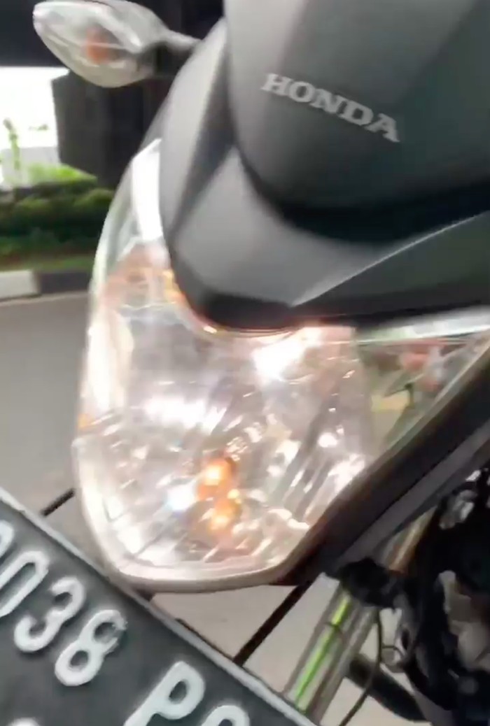 Sebuah video yang memperlihatkan seorang pengendara sepeda motor protes saat ditilang karena tidak menyalakan lampu utama motornya viral di medsos. (Tangkapan layar video viral)