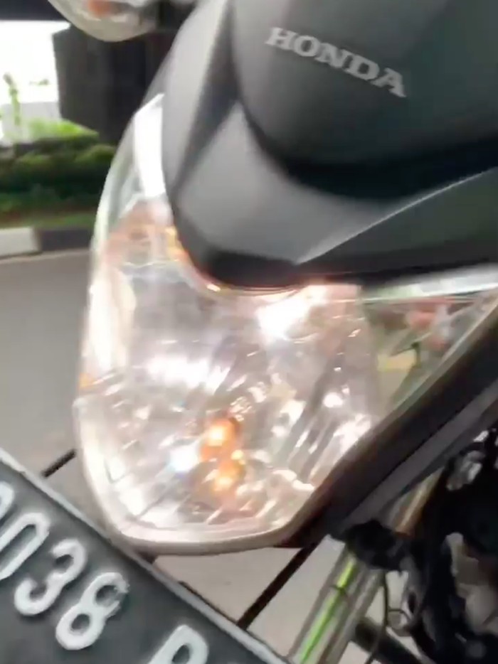 Sebuah video yang memperlihatkan seorang pengendara sepeda motor protes saat ditilang karena tidak menyalakan lampu utama motornya viral di medsos. (Tangkapan layar video viral)