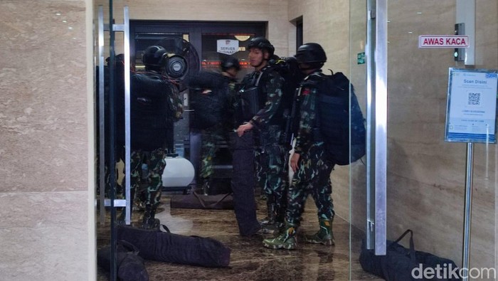 Sejumlah anggota Brimob berseragam lengkap mendatangi gedung Bareskrim Polri. (dok detikcom)