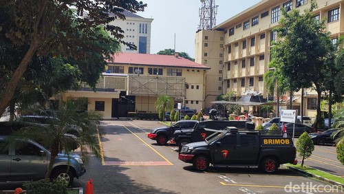 Sejumlah anggota Brimob berseragam lengkap mendatangi gedung Bareskrim Polri. (dok detikcom)