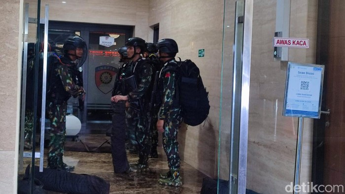 Sejumlah anggota Brimob berseragam lengkap mendatangi gedung Bareskrim Polri. (dok detikcom)