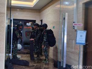 Berseragam Lengkap-Senjata Personel Brimob Datangi Bareskrim, Ada Apa?