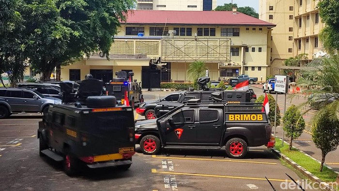 Sejumlah personel Brimob yang mendatangi gedung Bareskrim Polri tampak bertambah. Sebelumnya, ada sekitar 10 orang yang sudah tiba di lokasi. (dok detikcom)