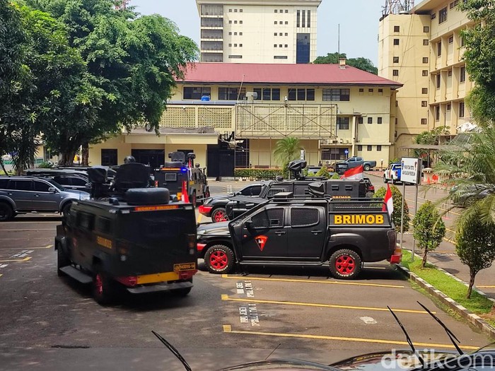 Sejumlah personel Brimob yang mendatangi gedung Bareskrim Polri tampak bertambah. Sebelumnya, ada sekitar 10 orang yang sudah tiba di lokasi. (dok detikcom)