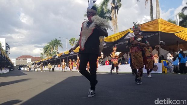 Sejumlah peserta Pets Carnival dalam Jember Fashion Carnival 2022 menampilkan hewan kesayangan mereka