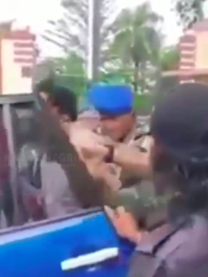 Seorang pria berkaus putih diamankan oleh sejumlah prajurit TNI Al viral di medsos. Pria itu disebut seorang polisi yang diamankan karena menabrak mobil dinas TNI AL (Tangkapan layar video viral)