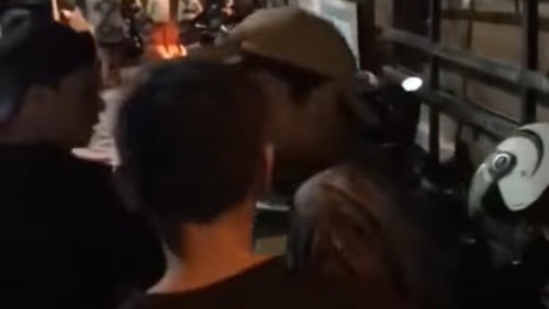 Tangkapan layar aksi penertiban yang diduga dilakukan oleh petugas keamanan desa Kuta, kepada sejumlah warga lokal di Ground Zero, Legian, Kuta, Badung viral di media sosial