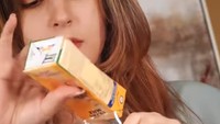 Konten lain yang dibuat oleh Tasya yaitu meracik minuman viral di TikTok. Ia membuat racikan caramel latte dari minuman kemasan yang mudah ditemui di minimarket. Foto: Instagram @tasyafarasya