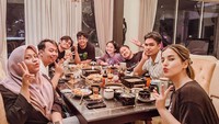 Momen bulan Ramadhan juga pernah dibagikan Tasya. Saat itu ia sedang berbuka puasa dengan karyawannya di rumah. Foto: Instagram @tasyafarasya