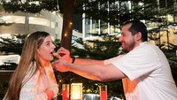 Tasya juga pernah mengunggah momen buka puasa romantis bersama sang suami. Begini momennya disuapi kue yang manis. Foto: Instagram @tasyafarasya