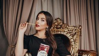 Saat sedang santai di rumah, Tasya Farasya suka ngemil stik cokelat dan ditemani segelas kopi hitam yang pekat. Foto: Instagram @tasyafarasya
