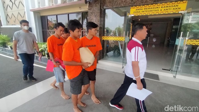 Tersangka komplotan spesialis pencurian kantor dihadirkan di Mapolresta Bandar Lampung (Tommy Saputra/detikSumut)