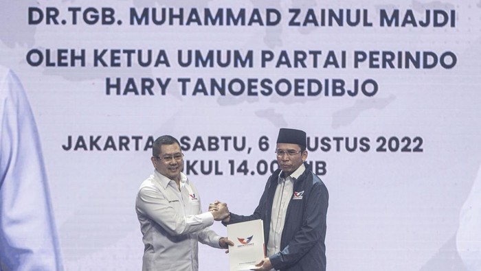 TGB JABAT KETUA HARIAN NASIONAL PARTAI PERINDO Ketua Umum DPP Partai Perindo Hary Tanoesoedibjo (kelima kiri) berbincang dengan Ketua Harian Nasional DPP Partai Perindo Tuan Guru Bajang (TGB) Muhammad Zainul Majdi (keempat kanan) saat menghadiri acara pelantikan Ketua Harian Nasional DPP Partai Perindo di Jakarta, Sabtu (6/8/2022). Mantan Gubernur Nusa Tenggara Barat (NTB) tersebut resmi menjabat sebagai Ketua Harian Nasional DPP Partai Perindo. ANTARA FOTO/Aprillio Akbar/rwa.