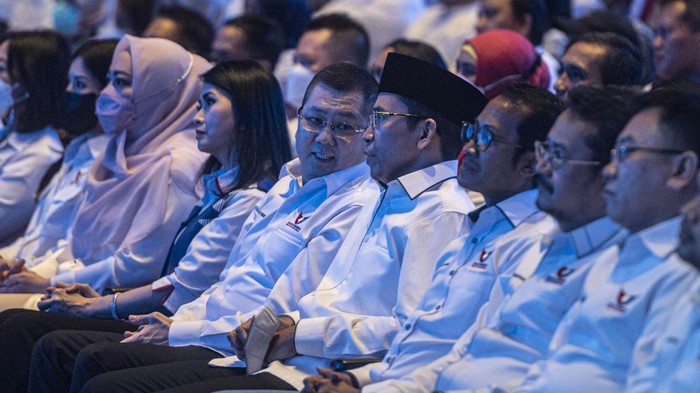 TGB JABAT KETUA HARIAN NASIONAL PARTAI PERINDO Ketua Umum DPP Partai Perindo Hary Tanoesoedibjo (kelima kiri) berbincang dengan Ketua Harian Nasional DPP Partai Perindo Tuan Guru Bajang (TGB) Muhammad Zainul Majdi (keempat kanan) saat menghadiri acara pelantikan Ketua Harian Nasional DPP Partai Perindo di Jakarta, Sabtu (6/8/2022). Mantan Gubernur Nusa Tenggara Barat (NTB) tersebut resmi menjabat sebagai Ketua Harian Nasional DPP Partai Perindo. ANTARA FOTO/Aprillio Akbar/rwa.