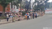 Menjelang 17 Agustus, sudah tidak asing bagi warga kota pempek melihat pemandangan di sejumlah ruas jalan sudah berjejer para penjual Telok Abang tersebut.