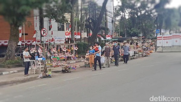 Menjelang 17 Agustus, sudah tidak asing bagi warga kota pempek melihat pemandangan di sejumlah ruas jalan sudah berjejer para penjual Telok Abang tersebut. Menjelang 17 Agustus, sudah tidak asing bagi warga kota pempek melihat pemandangan di sejumlah ruas jalan sudah berjejer para penjual Telok Abang tersebut.