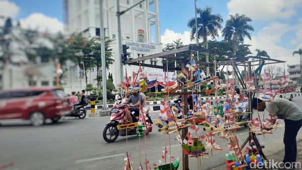 Salah satunya di Jalan Merdeka, Bukit Kecil, Palembang. Di jalan protokol tempat beradanya kantor Wali Kota dan sejumlah instansi pemerintahan itu, sudah ramai pedagang telok abang yang mengais rezeki tahunan. Salah satunya di Jalan Merdeka, Bukit Kecil, Palembang. Di jalan protokol tempat beradanya kantor Wali Kota dan sejumlah instansi pemerintahan itu, sudah ramai pedagang telok abang yang mengais rezeki tahunan.