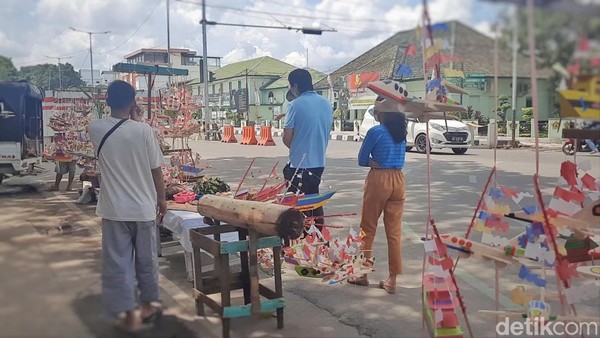 Salah seorang warga, Husnaini mengatakan dirinya sangat antusias dengan adanya tradisi unik seperti ini. Dia mengaku pemandangan seperti sudah tidak asing setiap tahunnya menjelang HUT RI. Salah seorang warga, Husnaini mengatakan dirinya sangat antusias dengan adanya tradisi unik seperti ini. Dia mengaku pemandangan seperti sudah tidak asing setiap tahunnya menjelang HUT RI.