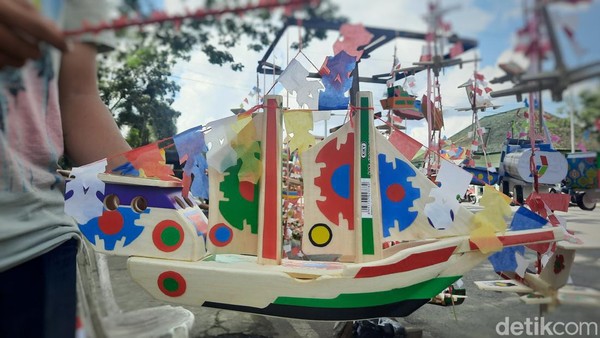 Sementara, seorang penjual Telok Abang yang berdagang tepat di depan kantor Wali Kota Palembang menyebut, dirinya biasa mendapatkan omzet Rp 350 ribu - Rp 450 ribu perharinya. Akan tetapi, semakin mendekati hari H tanggal 17 Agustus penjualan semakin meningkat karena warga yang antusias menyemarakkan kemerdekaan Indonesia. Sementara, seorang penjual Telok Abang yang berdagang tepat di depan kantor Wali Kota Palembang menyebut, dirinya biasa mendapatkan omzet Rp 350 ribu - Rp 450 ribu perharinya. Akan tetapi, semakin mendekati hari H tanggal 17 Agustus penjualan semakin meningkat karena warga yang antusias menyemarakkan kemerdekaan Indonesia.