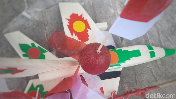 Tradisi unik itu salah satunya ada di Palembang yakni Telok Abang. Telok Abang merupakan telur ayam yang diberi pewarna merah dengan dihiasi mainan pesawat terbang, kapal laut, truk, ampibi dan lain sebagainya, ditambah beberapa corak merah putih yang melambang bendera kebangsaan Indonesia. Tradisi unik itu salah satunya ada di Palembang yakni Telok Abang. Telok Abang merupakan telur ayam yang diberi pewarna merah dengan dihiasi mainan pesawat terbang, kapal laut, truk, ampibi dan lain sebagainya, ditambah beberapa corak merah putih yang melambang bendera kebangsaan Indonesia.