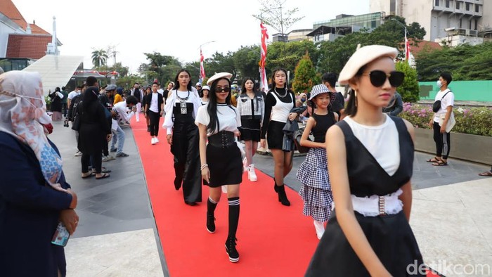 Tunjungan Fashion Week yang berubah menjadi Mejeng Nang Suroboyo di Alun-Alun Surabaya.
