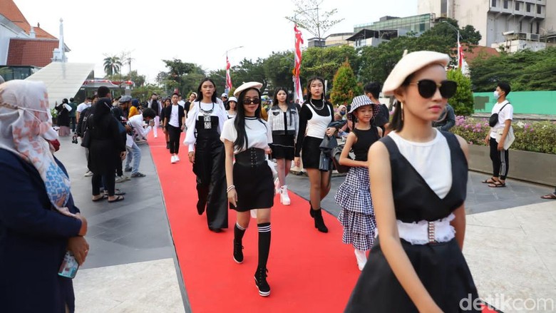 Tunjungan Fashion Week yang berubah menjadi Mejeng Nang Suroboyo di Alun-Alun Surabaya. Tunjungan Fashion Week yang berubah menjadi Mejeng Nang Suroboyo di Alun-Alun Surabaya.