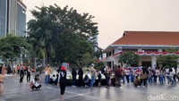 Mejeng Nang Suroboyo di Alun-Alun Surabaya seketika menyedot perhatian warga kota yang ingin sekadar menyaksikan atau turut berpartisipasi sehingga lokasi yang dulu dikenal Balai Pemuda itu terlihat ramai.(Foto: Esti Widiyana/detikJatim)