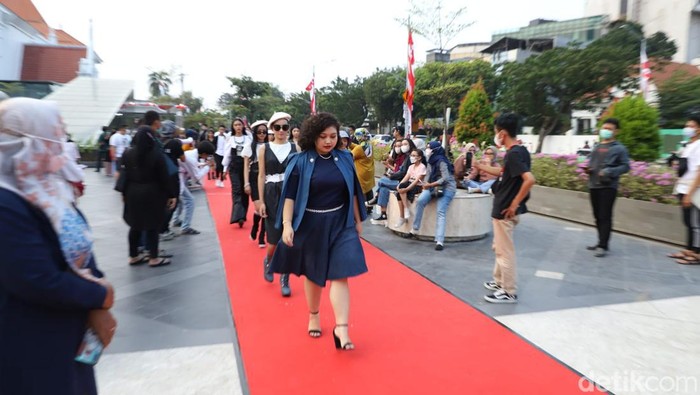 Tunjungan Fashion Week yang berubah menjadi Mejeng Nang Suroboyo di Alun-Alun Surabaya. Tunjungan Fashion Week yang berubah menjadi Mejeng Nang Suroboyo di Alun-Alun Surabaya.