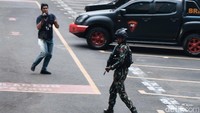 Mereka tampak membawa senjata laras panjang dan dengan langkah cepat memasuki kendaraan. Para personel Brimob diketahui datang sejak pukul 12.00 WIB. 