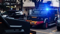 Ada 3 kendaraan Brimob yang meninggalkan Mabes Polri. 