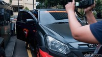 Dikonfirmasi secara terpisah, Kadiv Humas Polri Irjen Dedi Prasetyo belum mau menjawab dan meminta wartawan menunggu update dari timsus.