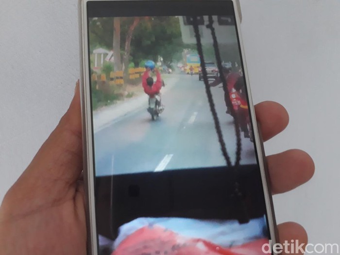 Video viral akrobat saat naik motor sambil tiduran di Pantura