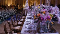 Setiap calon pengantin yang datang akan mendapatkan beberapa pilihan referensi menarik untuk seluruh rangkaian persiapan pernikahannya, mulai dari wedding organizer, dekorasi pelaminan, tempat resepsi, entertainment, foto dan video, hingga wedding gown.